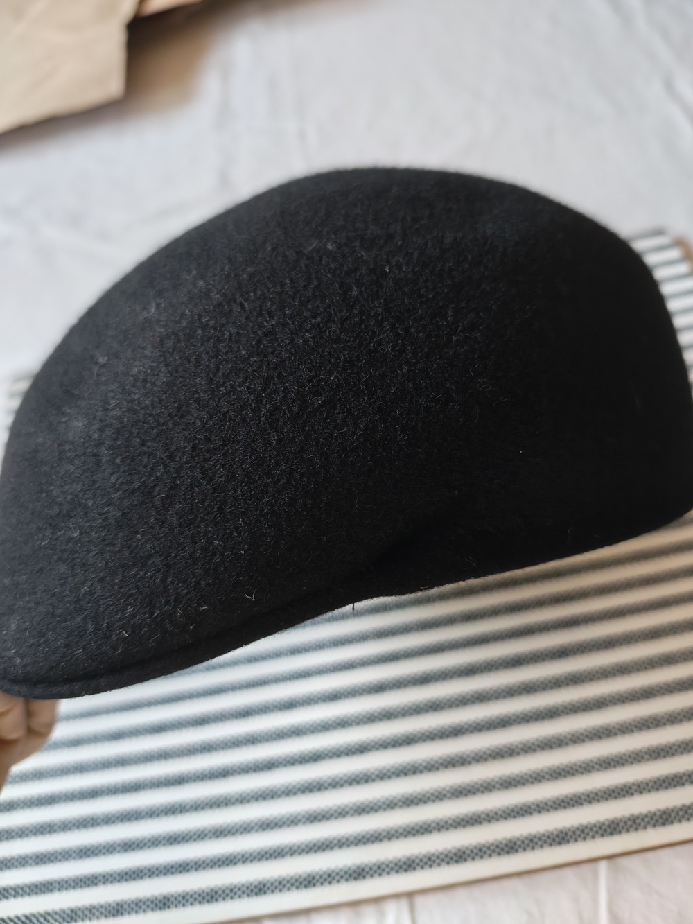 Kangol Wool 504 Flat Cap in Black, Size Large (59 cm).